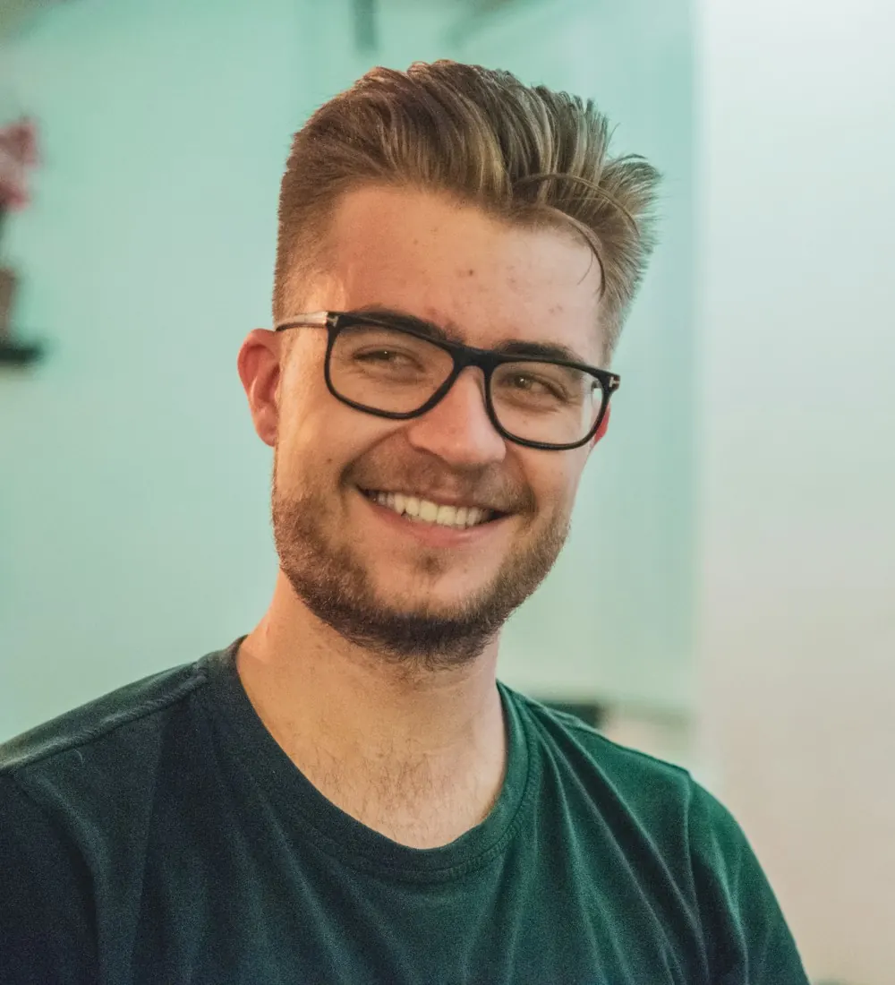 Uśmiechnięty mężczyzna w okularach