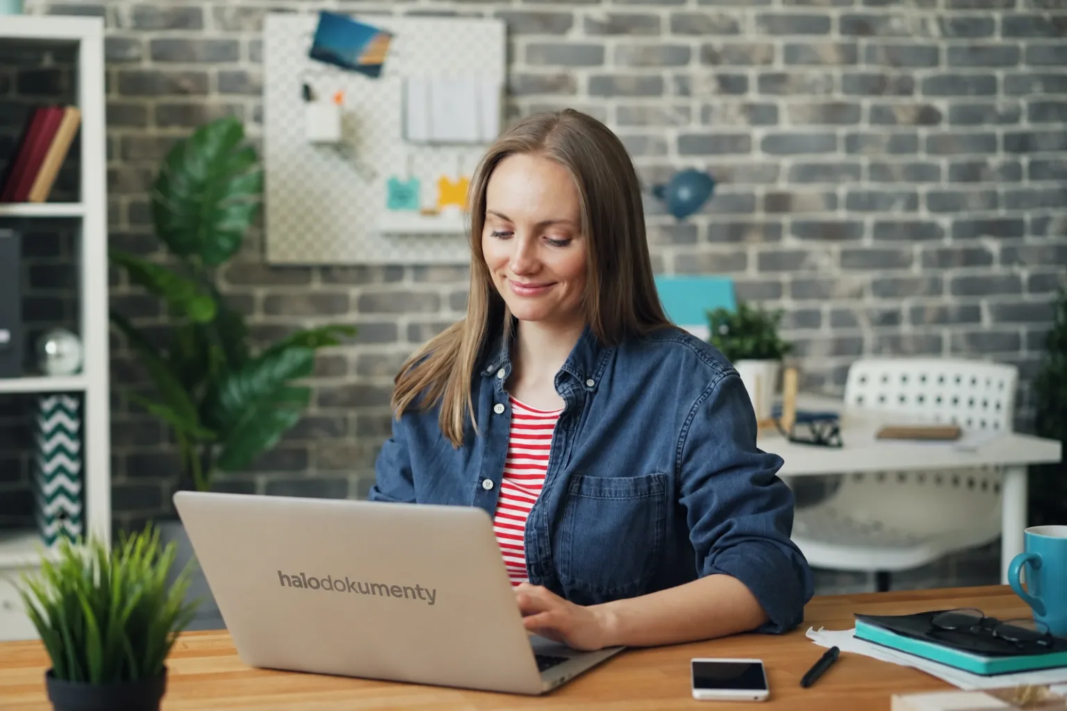 Kobieta przy laptopie z otwartym serwisem HaloDokumenty