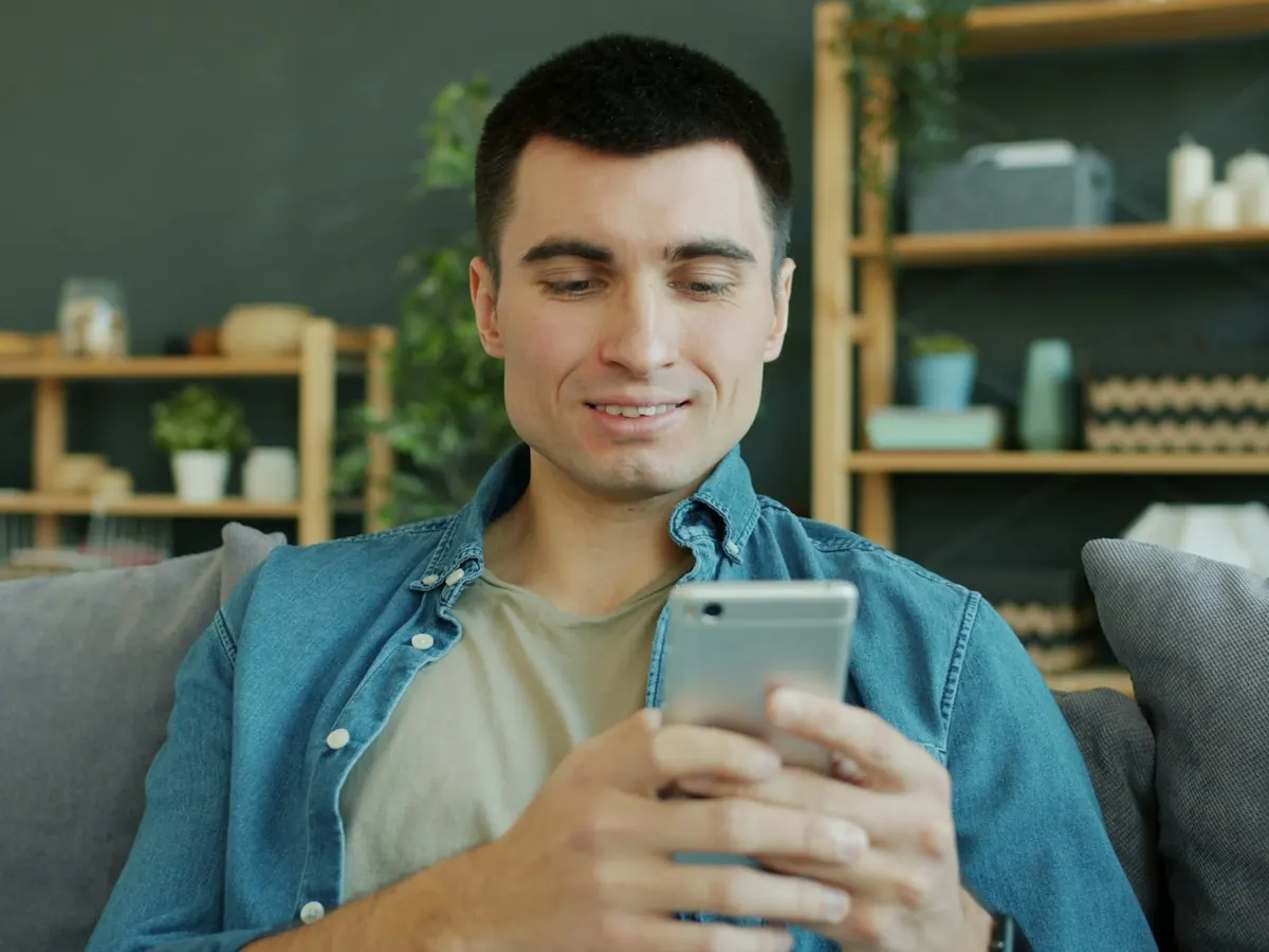 Mężczyzna podpisuje dokument na telefonie